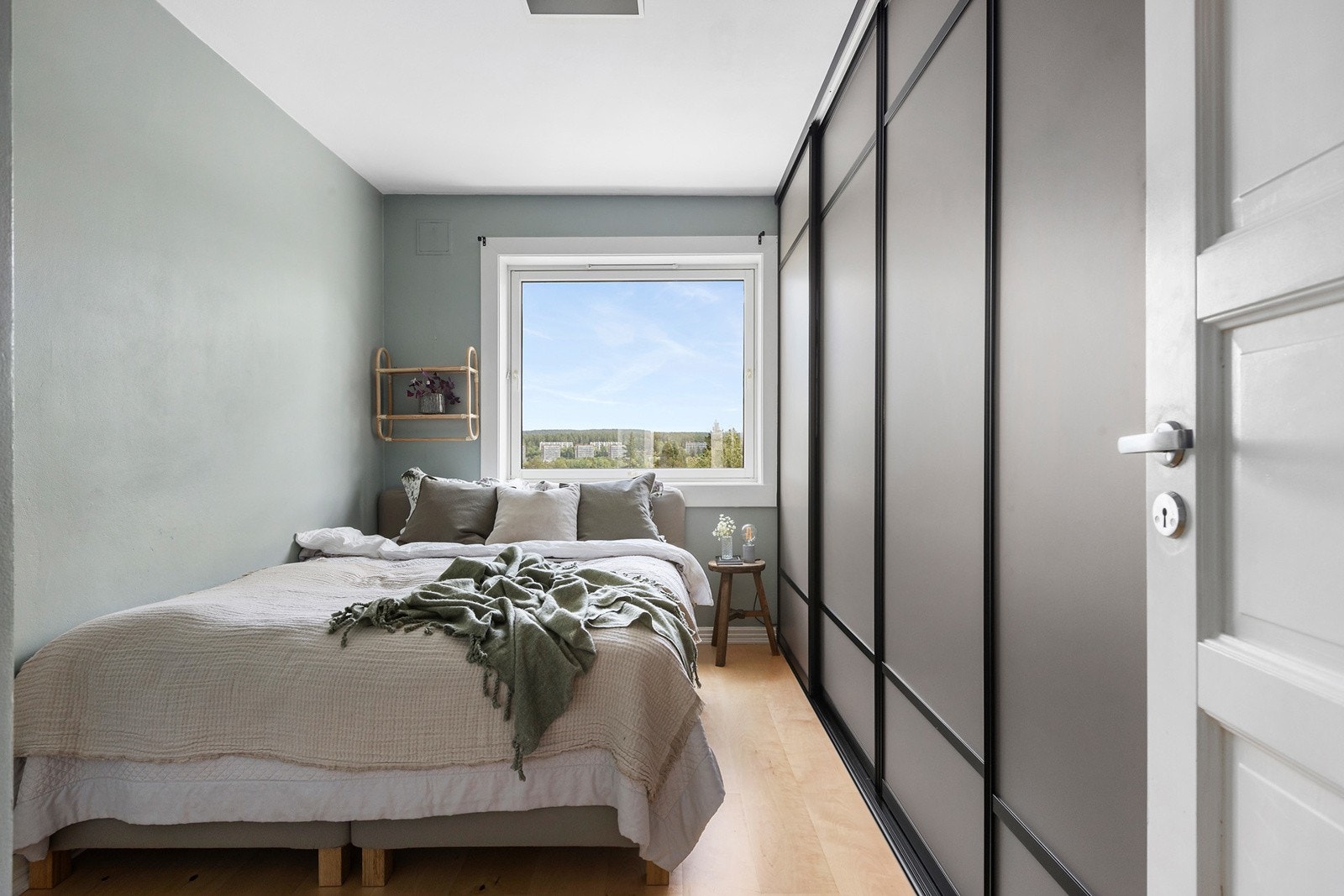 Soverommet har et stort garderobeskap som følger med. Galleribilde