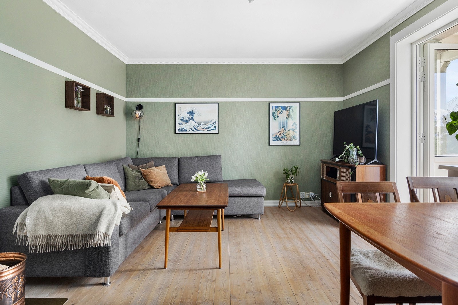 Romslig og innbydende stue med god plass til både sofagruppe og spisebord. Galleribilde