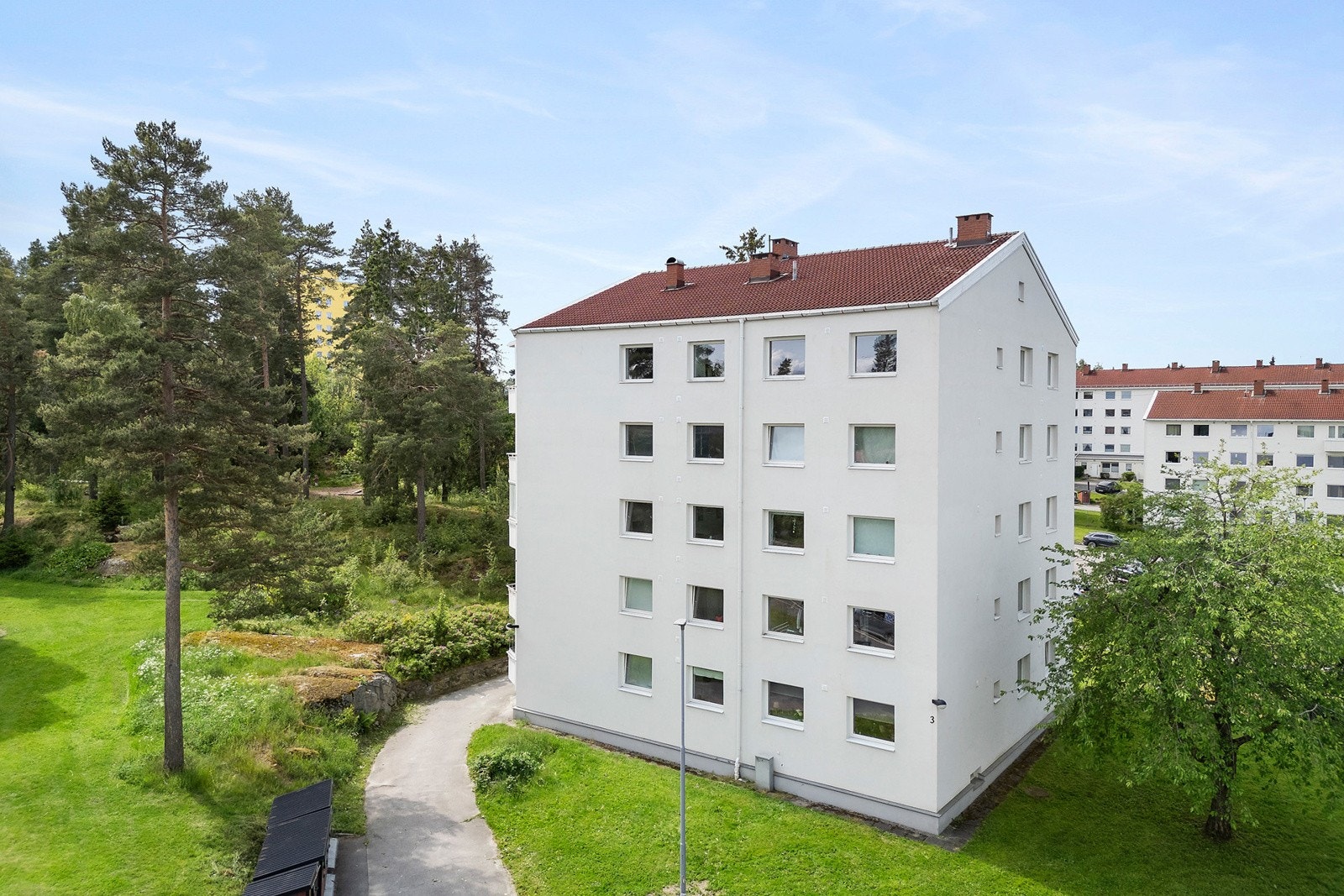 Transportmulighetene er utmerkede, med Lambertseter T-banestasjon kun en kort spasertur unna. Herfra tar T-banen deg raskt til Oslo sentrum, mens de lokale busslinjene gir deg enkel tilgang til resten av byen. Galleribilde