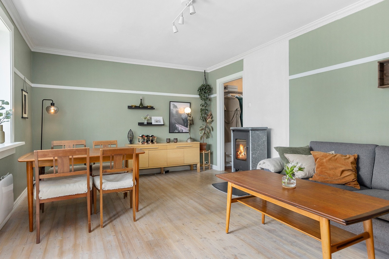 Pent og lekkert furugulv i stuen. Galleribilde