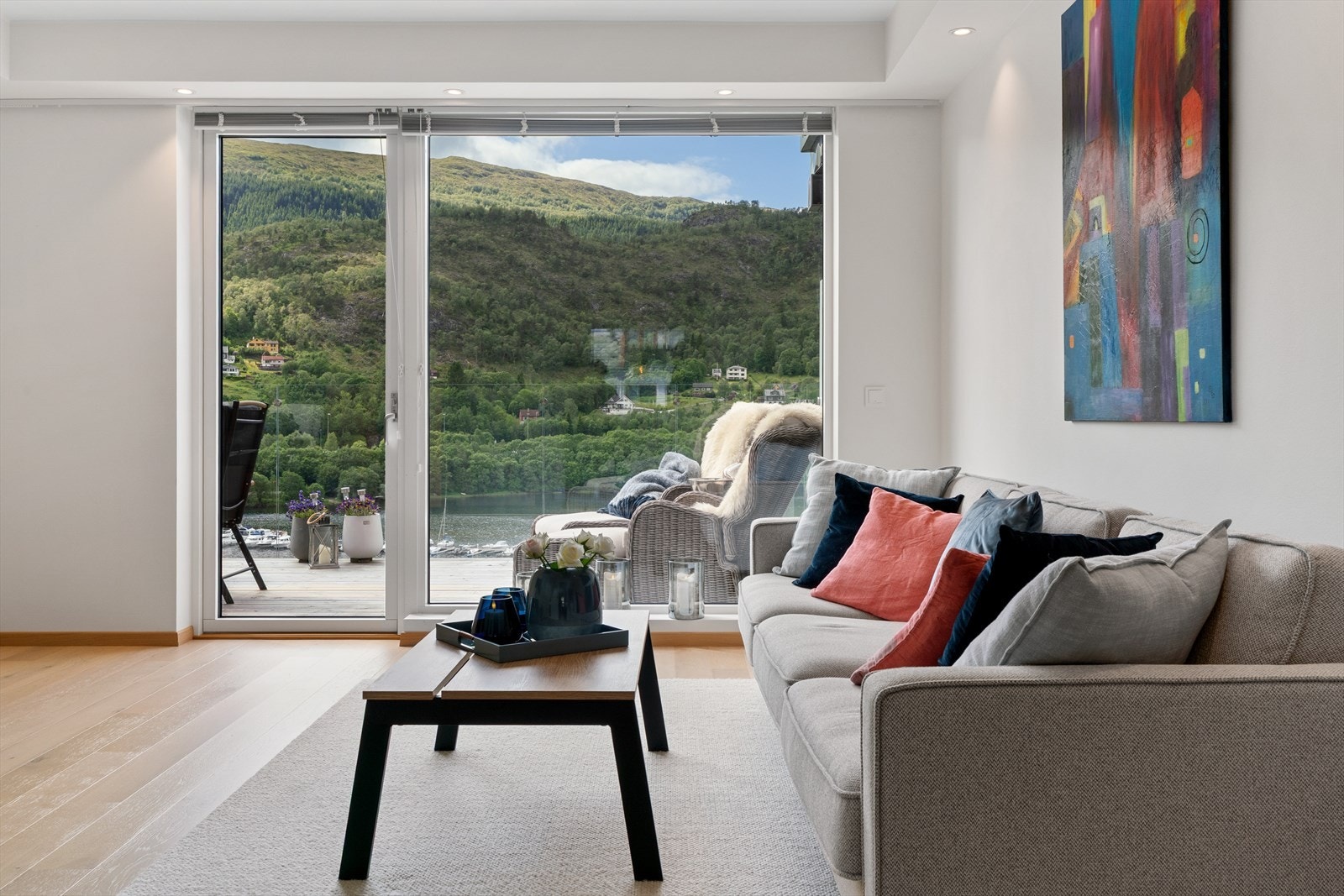 Fra stuen har du flott utsikt utover Arnavågen og nærområdet. Galleribilde