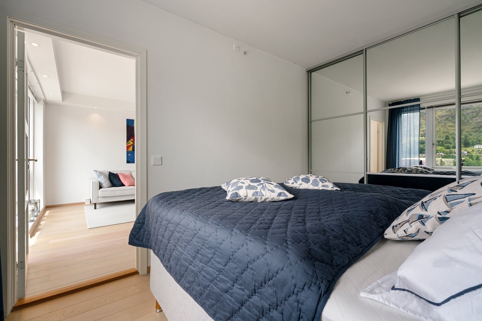 Hovedsoverommet er utstyrt med en stor og praktisk skyvedørsgarderobe. Galleribilde