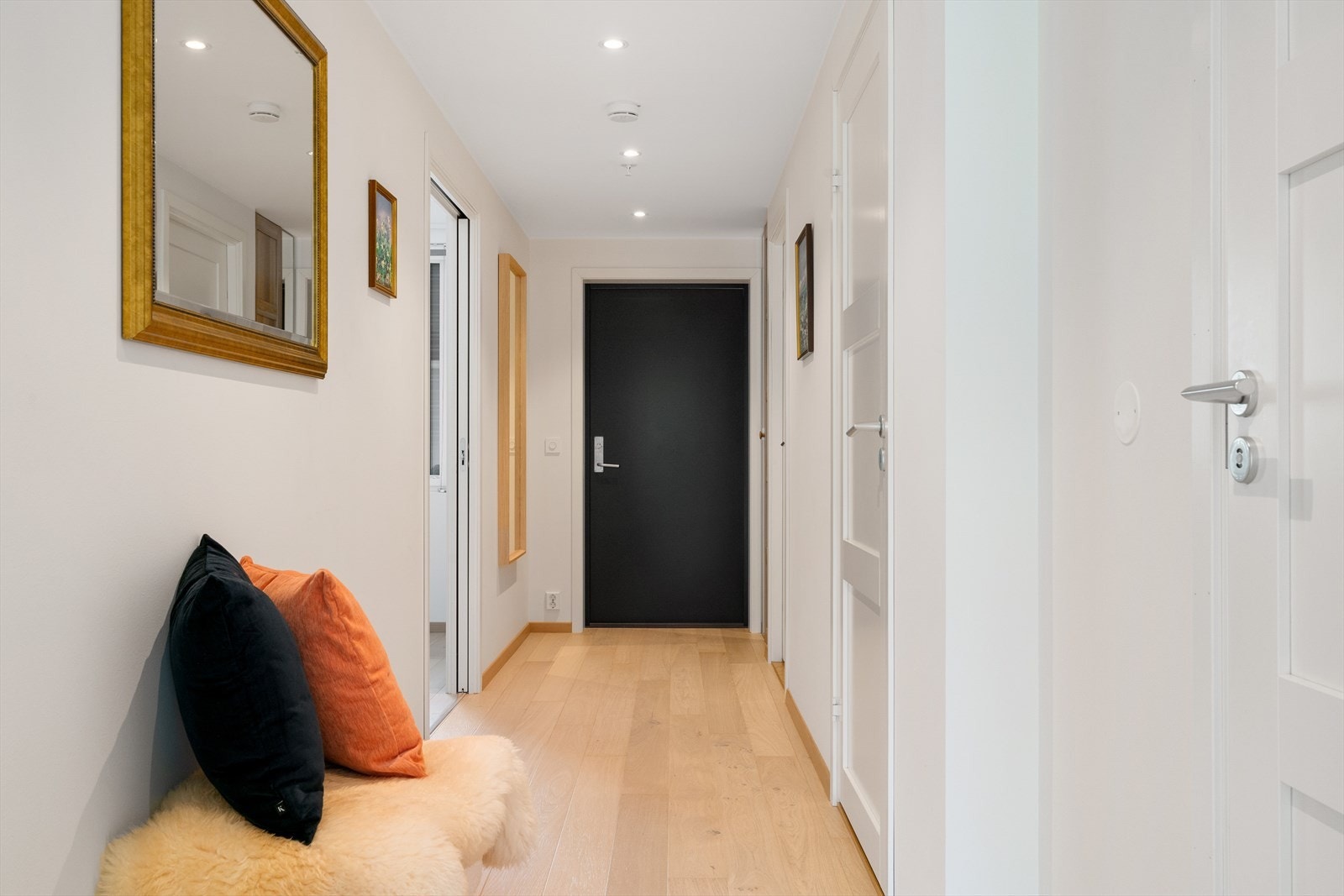 Entrèen er lys og trivelig med god plass til å sette fra seg sko og henge yttertøy i stort garderobeskap. Galleribilde