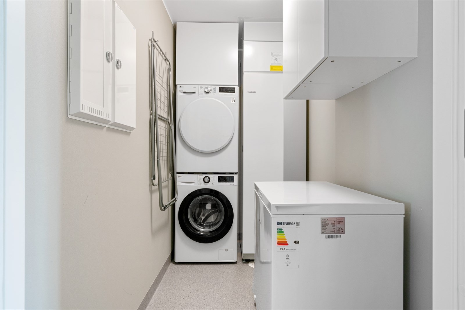 Leilighetens innvendige bod er praktisk for oppbevaring og har også opplegg for vaskemaskin og tørketrommel. Leiligheten har balansert ventilasjon, NIBE anlegg med varmepumpe for innvendig temperatur regulering samt varmtvann. Galleribilde