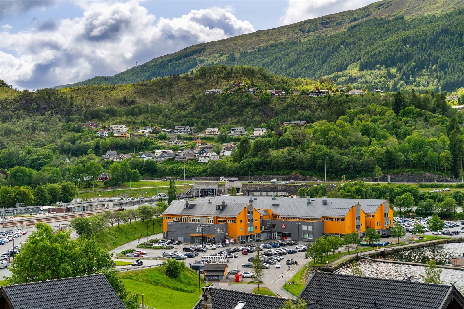Øyrane Torg med et utvidet butikk - og servicetilbud, og Arna Stasjon ligger kun en kort spasertur unna. Galleribilde