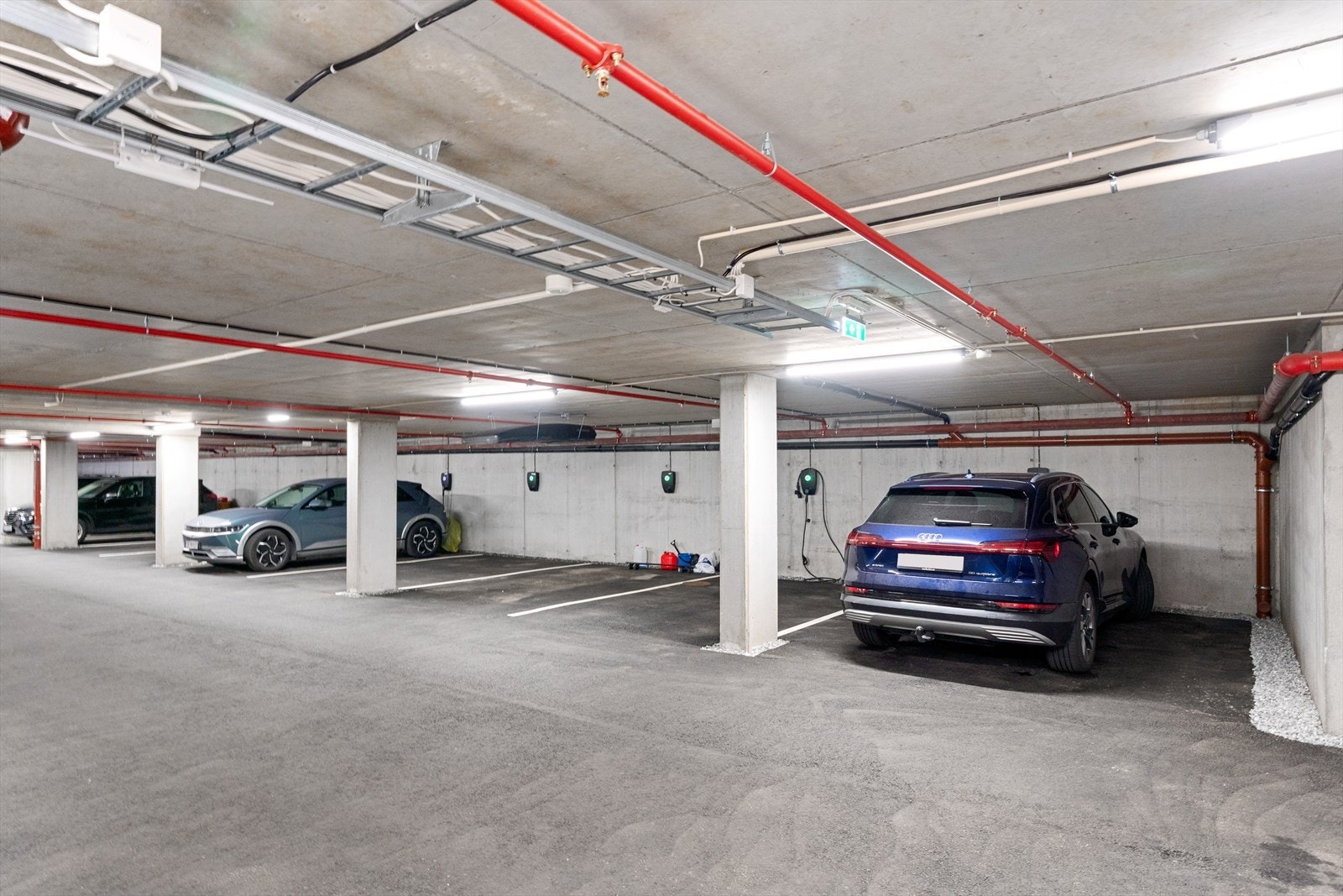 Bilen parkeres enkelt på sin faste plass i sameiets garasje. Legg merke til at garasjeplassen tilhørende leiligheten er ekstra bred. Galleribilde