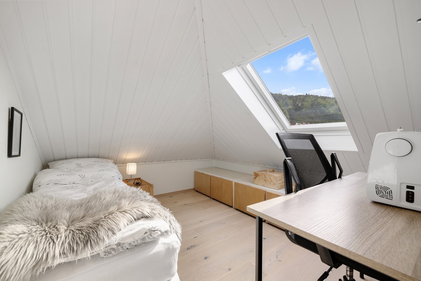 Rommet har derimot god plass til ønsket innredning, om det skulle være ønskelig med sovealkove eller kontor. Galleribilde