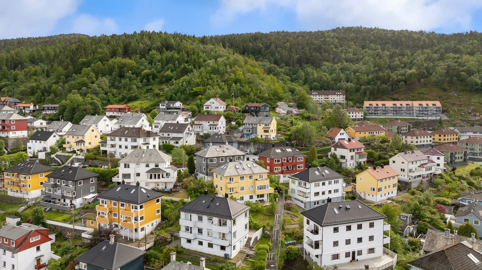 Fra leiligheten er det gangavstand til Laksevåg senter, Sats, Bergen klatresenter m.m. Galleribilde
