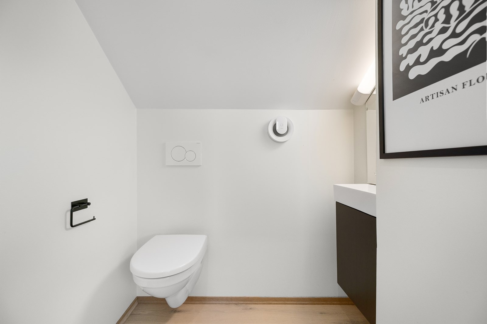 Praktisk toalettrom med servantinnredning og vegghengt toalett! Galleribilde