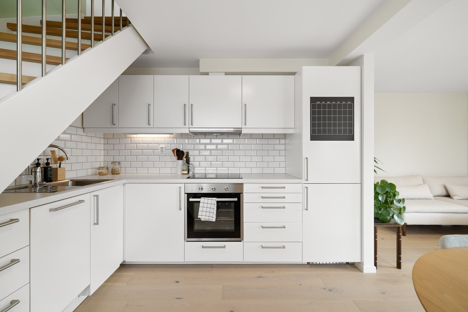 Kjøkkenet (fra 2020) har åpen løsning mot stuen og har flott innredning med glatte fronter og laminat benkeplate. Galleribilde