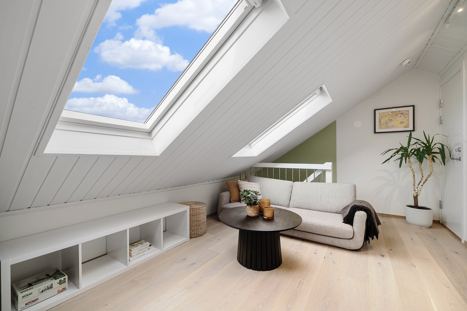 Loftet er pent innredet med stue, toalettrom og et ekstra rom som i dag nyttes som sovealkove. Galleribilde