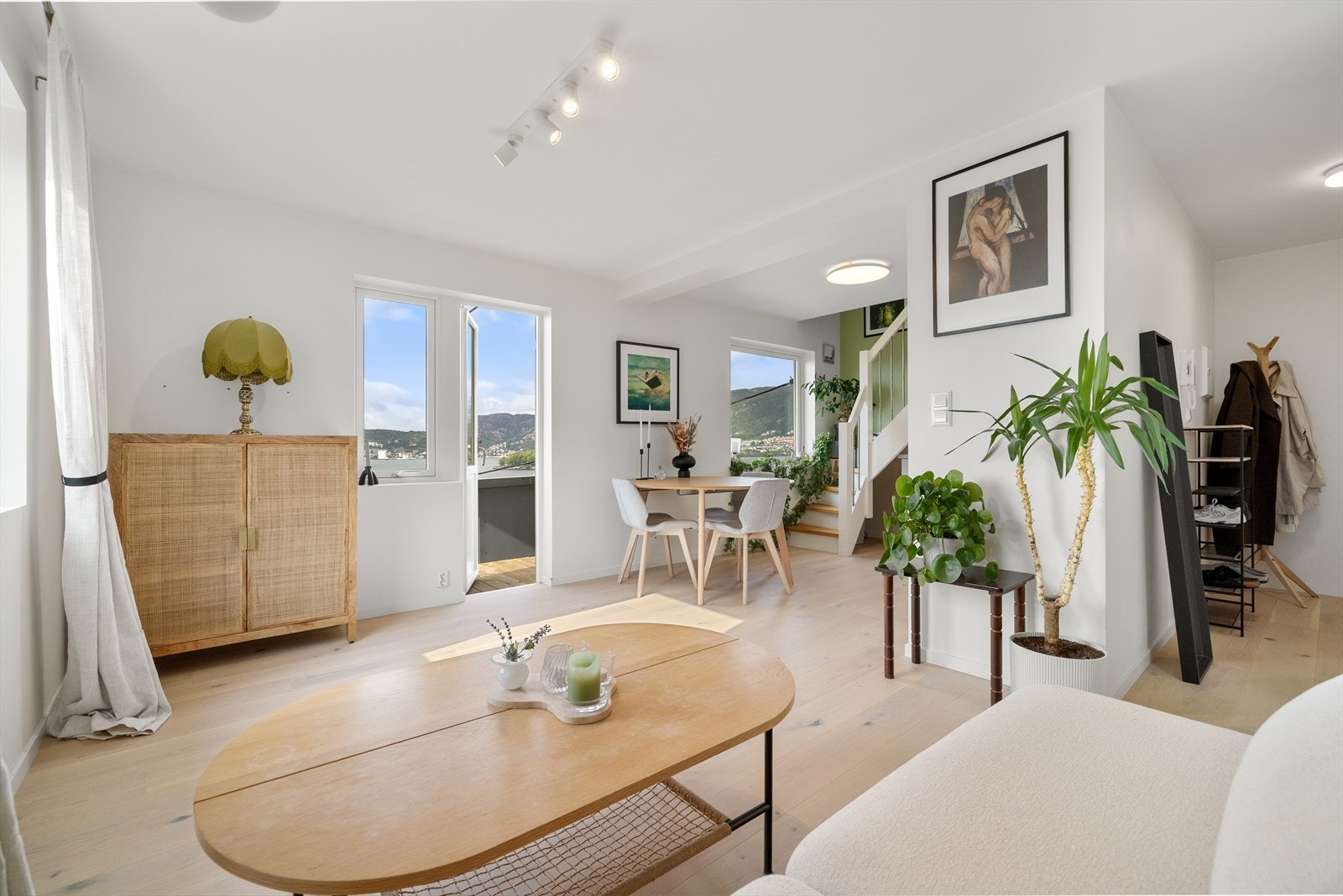 Området er rolig og fredelig med gangavstand til det meste man måtte trenge i hverdagen. Galleribilde