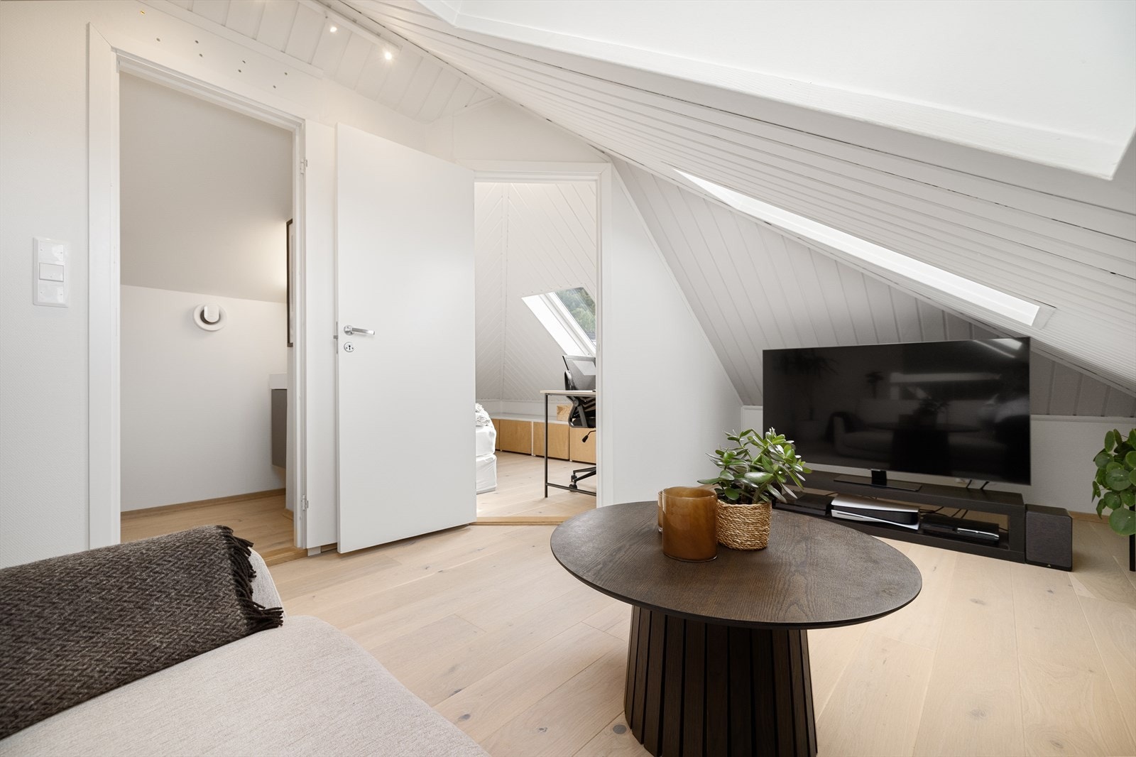 Hoveddel til hoveddel er i utgangspunktet ikke søknadspliktig, men dette rommet har et målbart areal på ca. 3kvm (ihht. tidligere salgsmateriell) og ansees derfor ikke egnet til soverom. Galleribilde