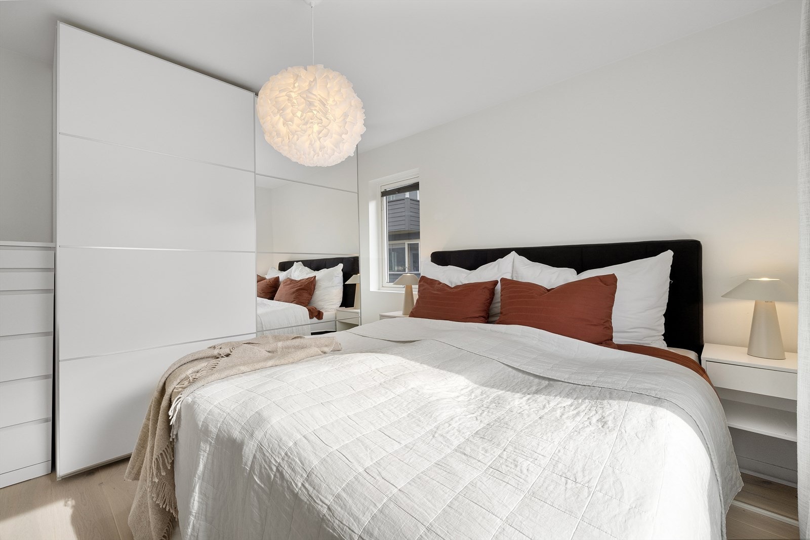 Rommet har god plass til stor dobbeltseng, samt ønsket garderobeløsning. Galleribilde