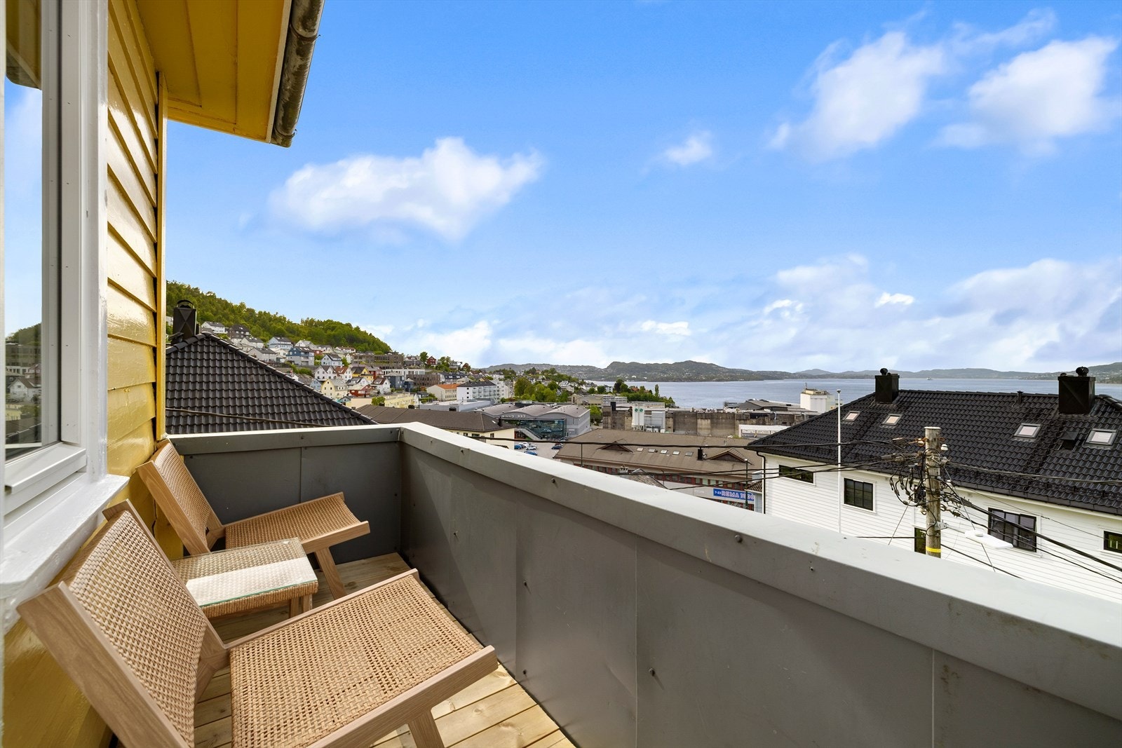 Herfra nyter man fantastisk utsikt mot Byfjorden, Sandviken og Nordnes mm. Galleribilde