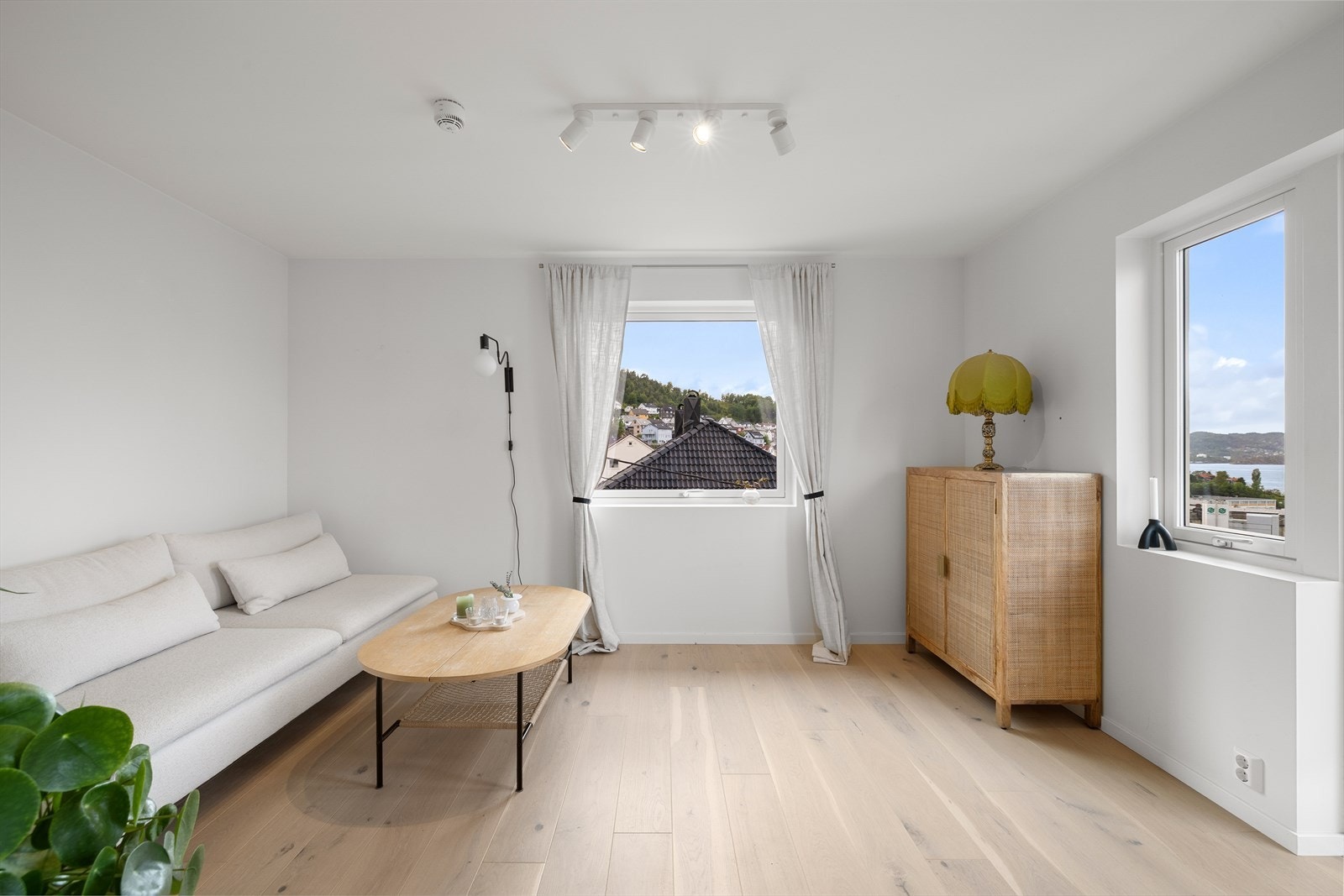 Leiligheten har gjennomgående moderne en-stavs eikeparkett på gulv og malte plater på vegger/himling. Veggene er malt i lyse og behagelige farger. Galleribilde