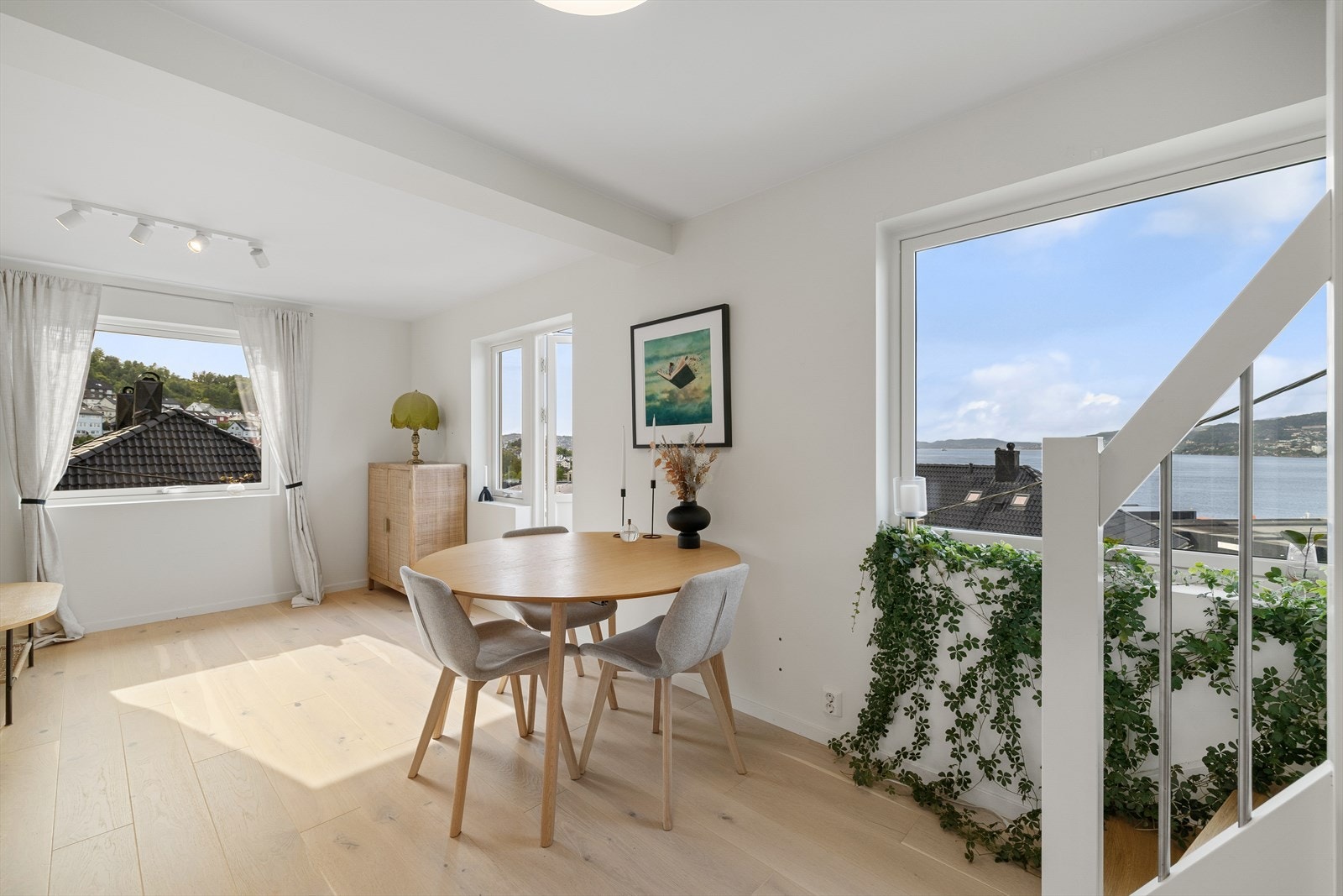 Fra kjøkkenet har man via trapp tilkomst til leilighetens loftsetasje. Galleribilde