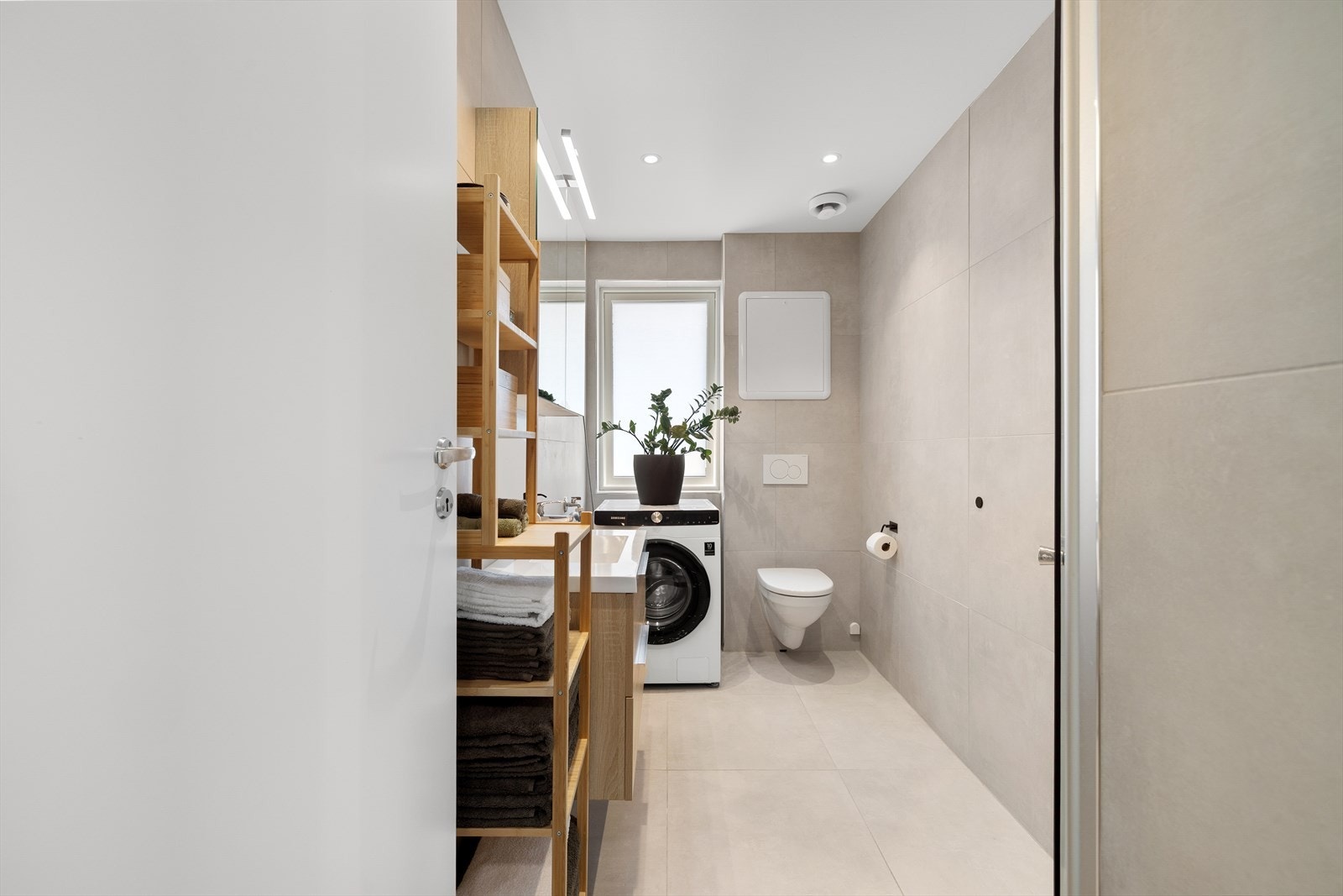 Baderommet er et svært delikat rom med keramiske fliser på gulv og vegger. Galleribilde