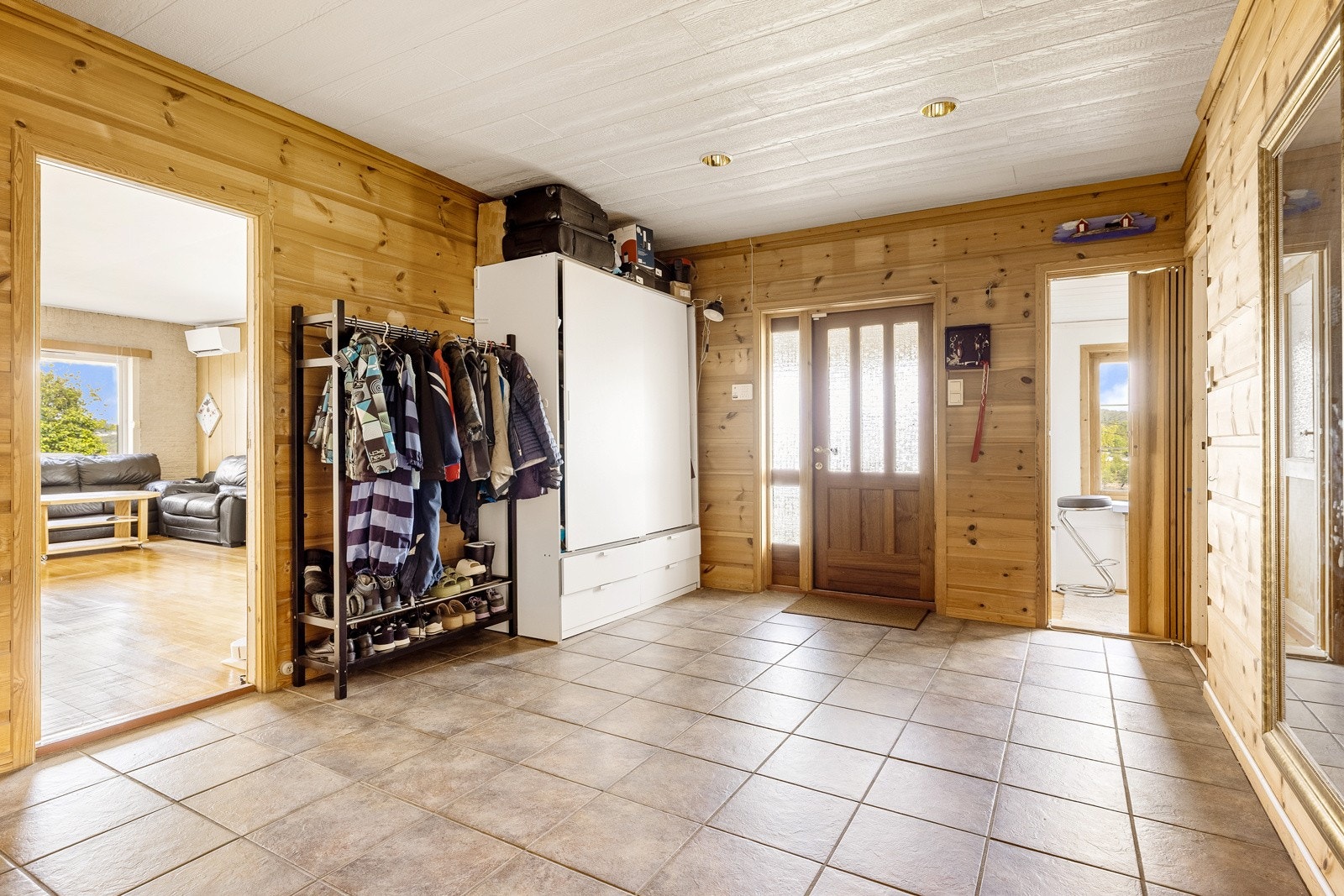Romslig hall knytter rommene sammen. Galleribilde
