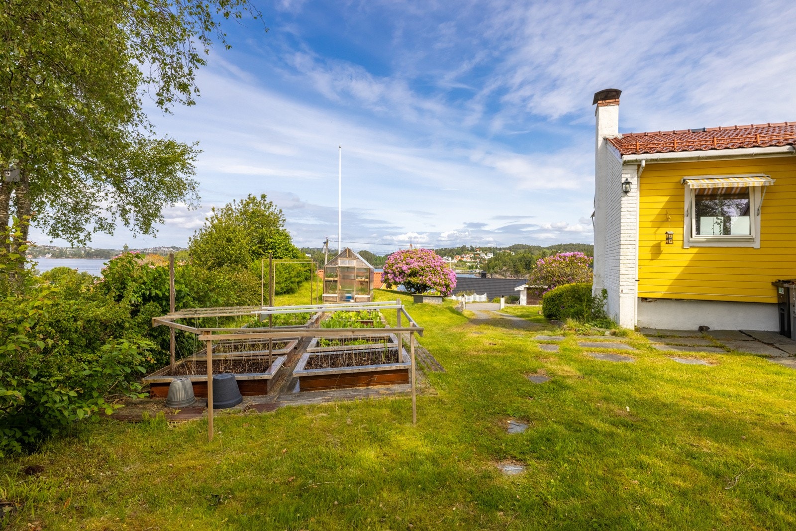 Pent opparbeidet hage med rikelig av boltreplass. Galleribilde