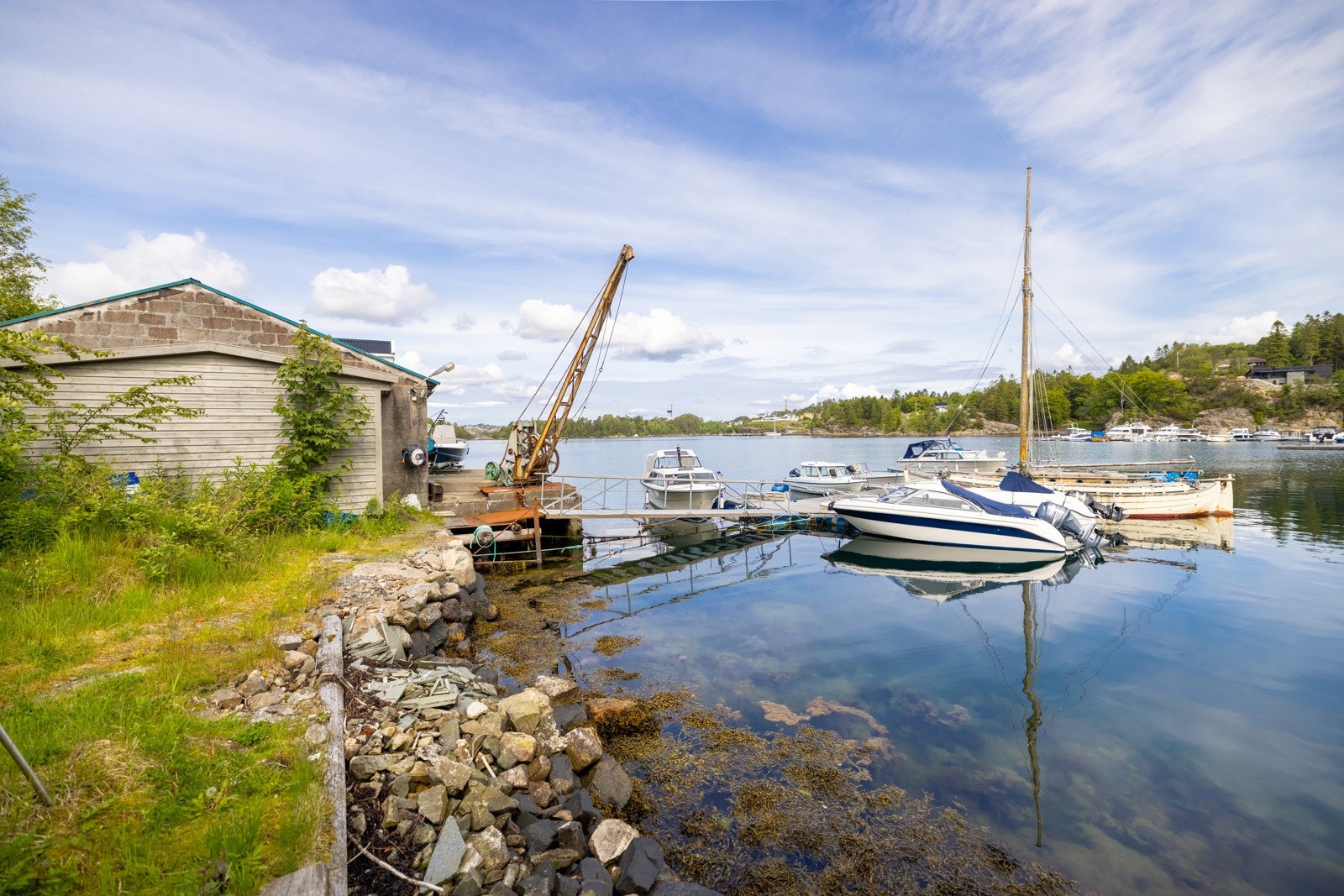 Båten kan man fortøye på egen båtplass i flytebryggen like nedenfor boligen Galleribilde