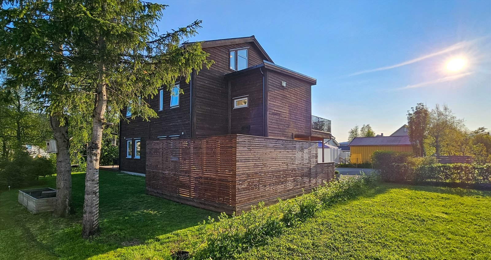 Koselig hage med flotte utearealer. Galleribilde