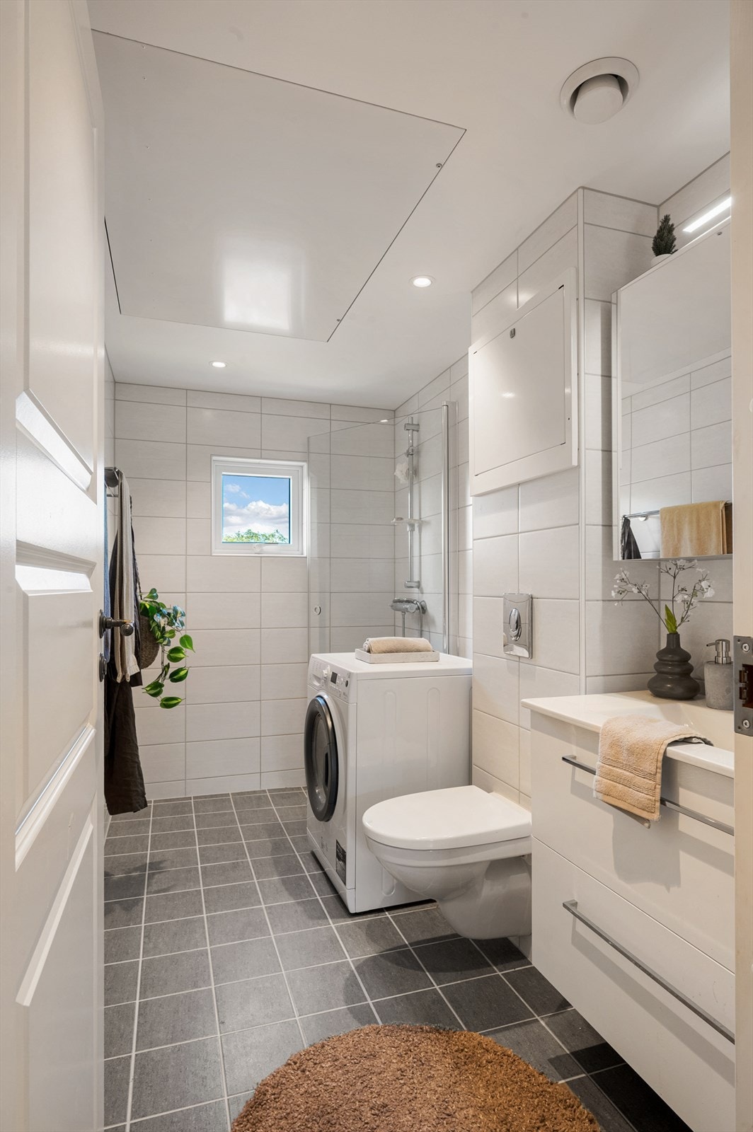 Rommet har elektriske varmekabler i gulv og opplegg til vaskemaskin. Galleribilde