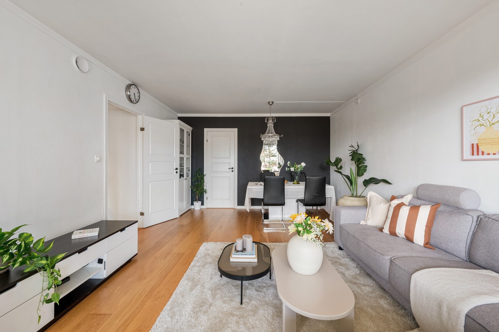 Her har du rikelig med plass til både sofagruppe med tilhørende medialøsning og spisebord Galleribilde