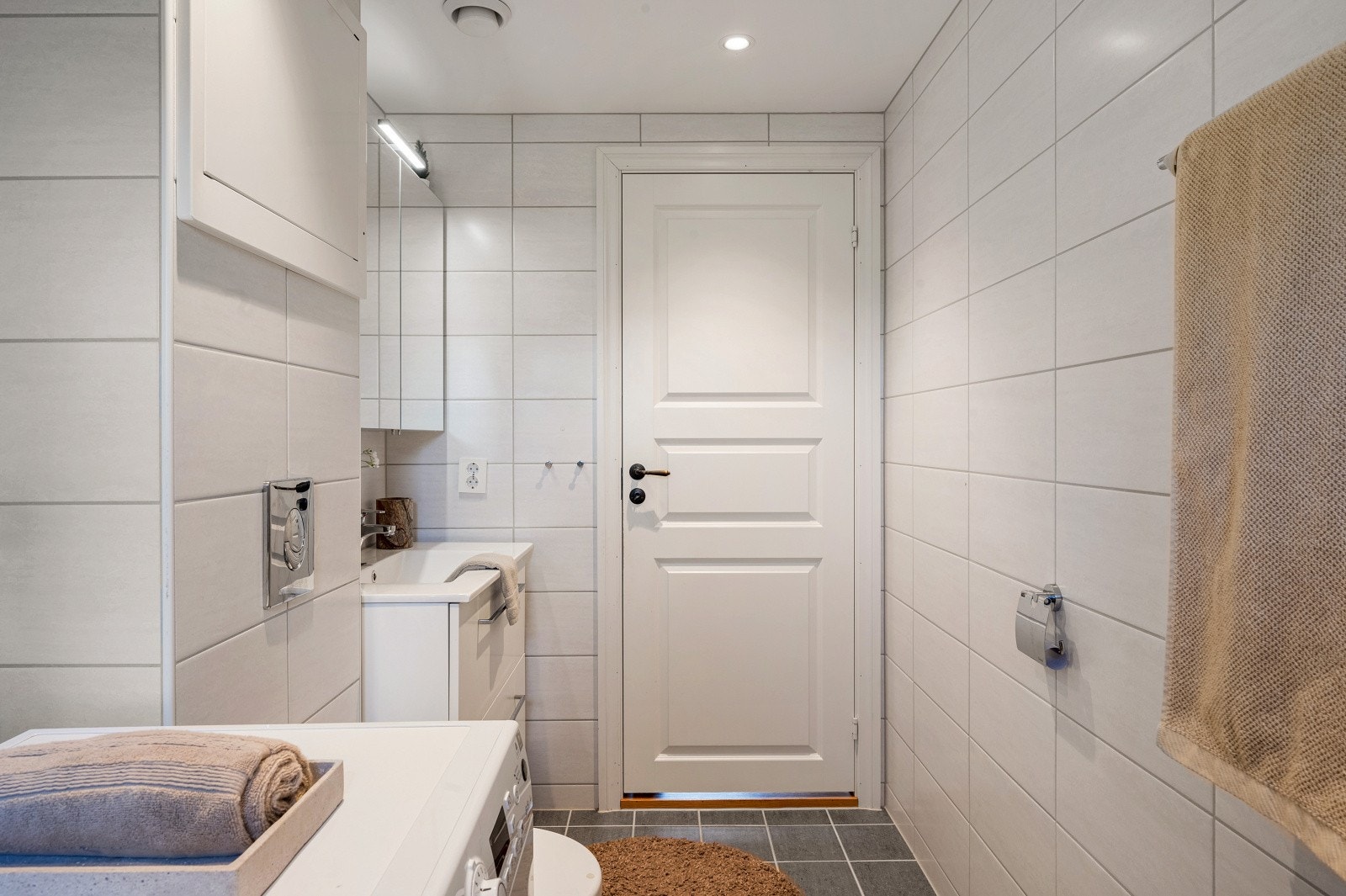 Veggene har fliser, taket er malt og gulvet er flislagt. Galleribilde