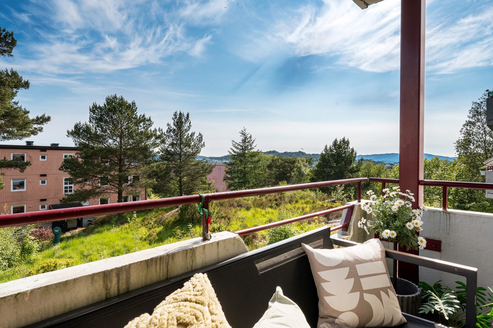 Fra boligen er det kort gangavstand til barnehager, skoler og dagligvarebutikker Galleribilde