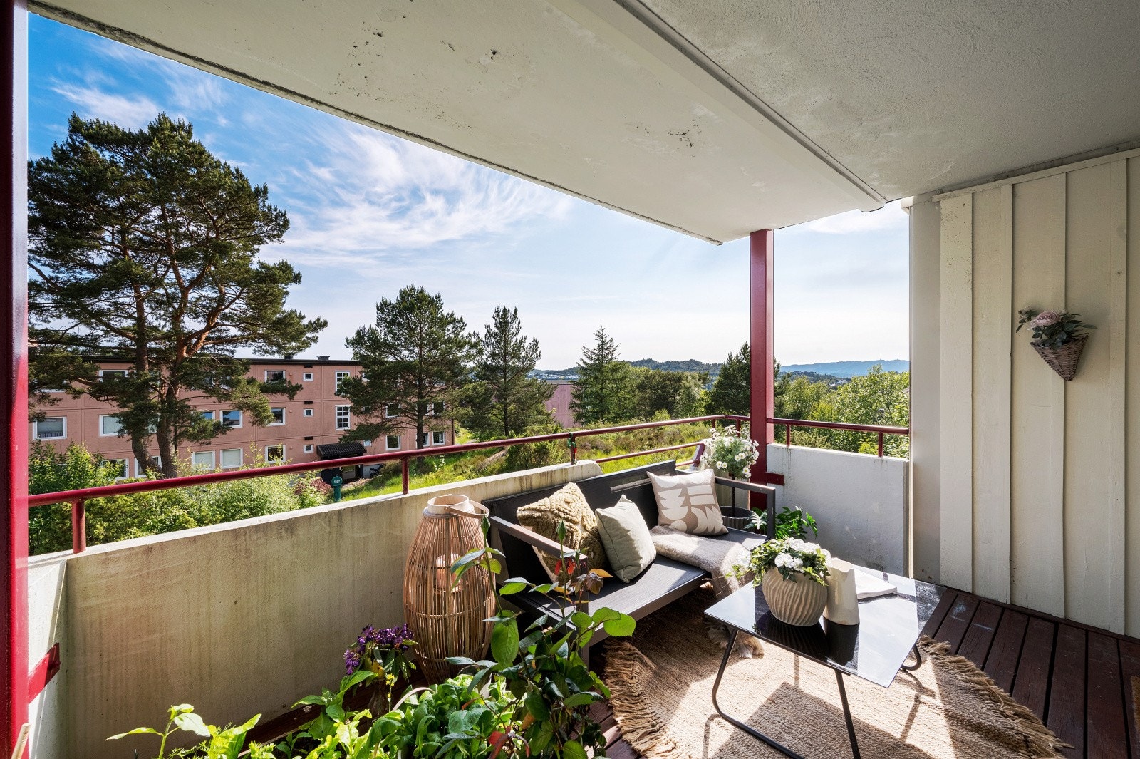 Terrassen har god plass til hagemøbler, her kan du nyte avslappende timer i solen. Galleribilde