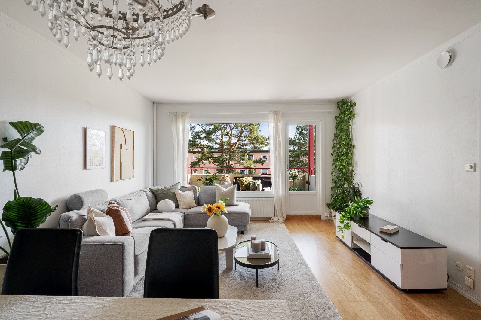 Stuen oppleves som lys og luftig, med en praktisk og møbleringsvennlig planløsning. Galleribilde