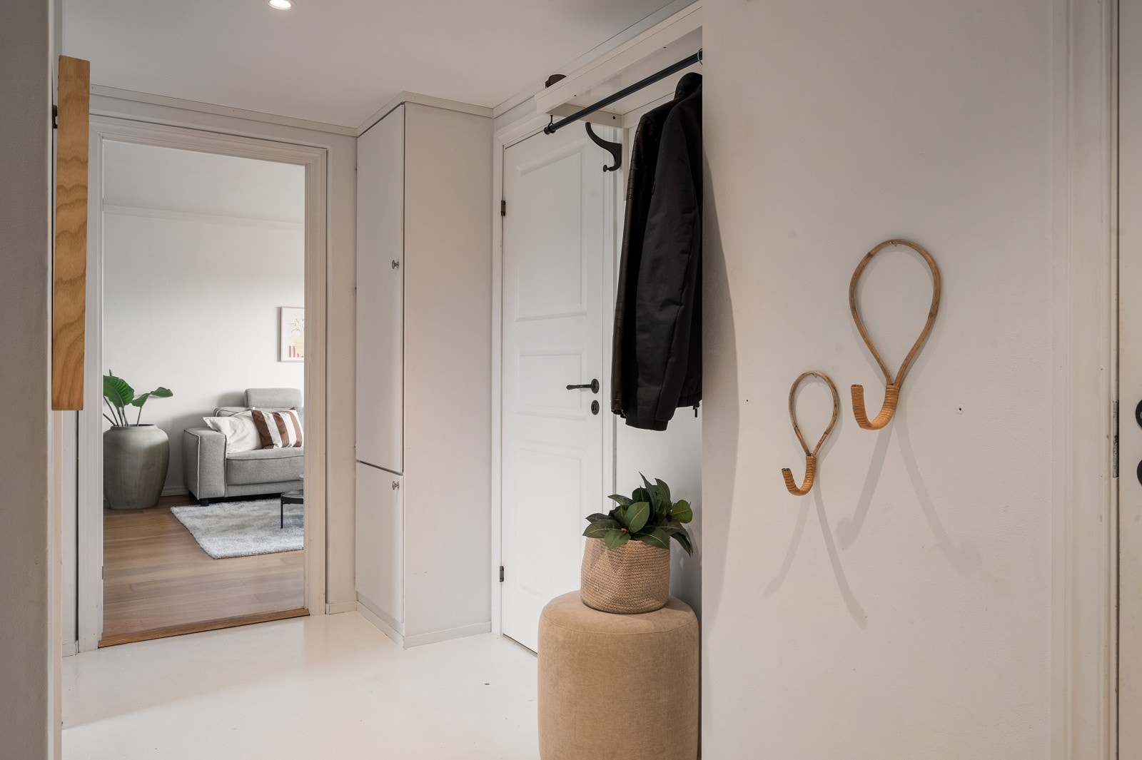 Romslig inngangsparti med god plass til å henge av seg yttertøyet. Galleribilde