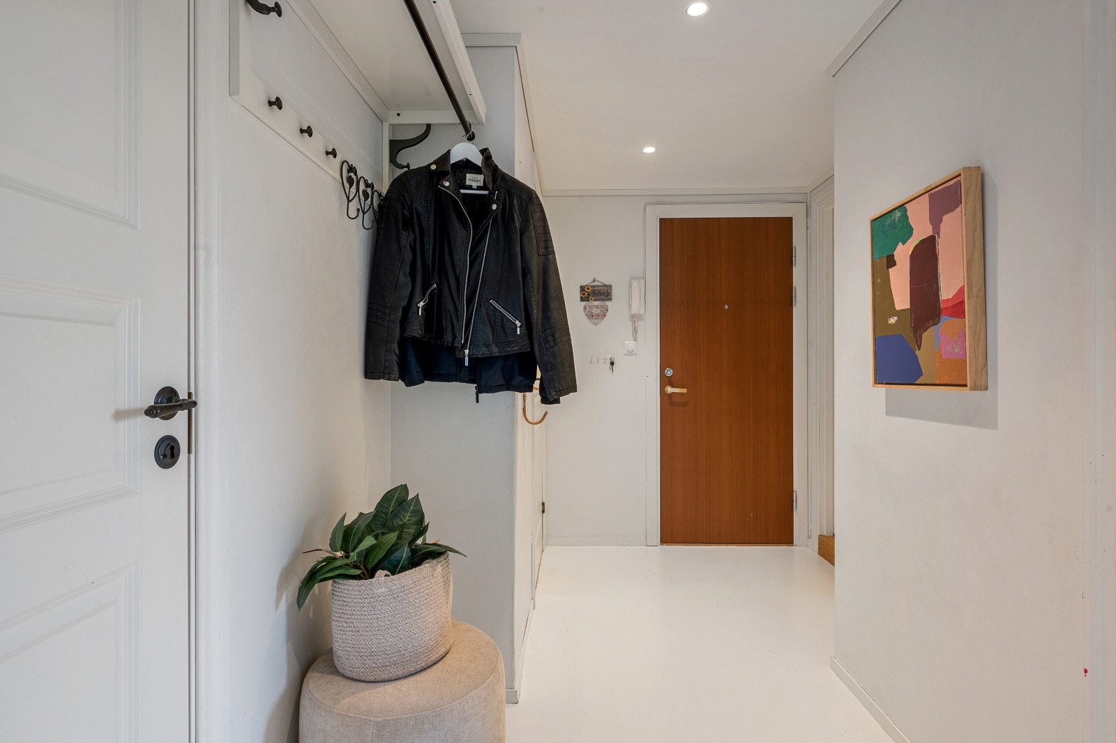 Downlights I himling sørger for jevn og god belysning i gang. Galleribilde