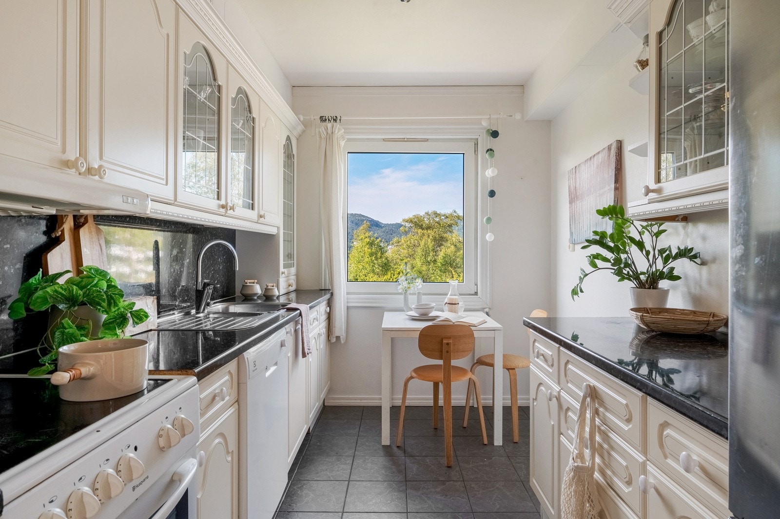 Kjøkkenet er innredet i en praktisk form og har godt med skap- og benkeplass. Galleribilde