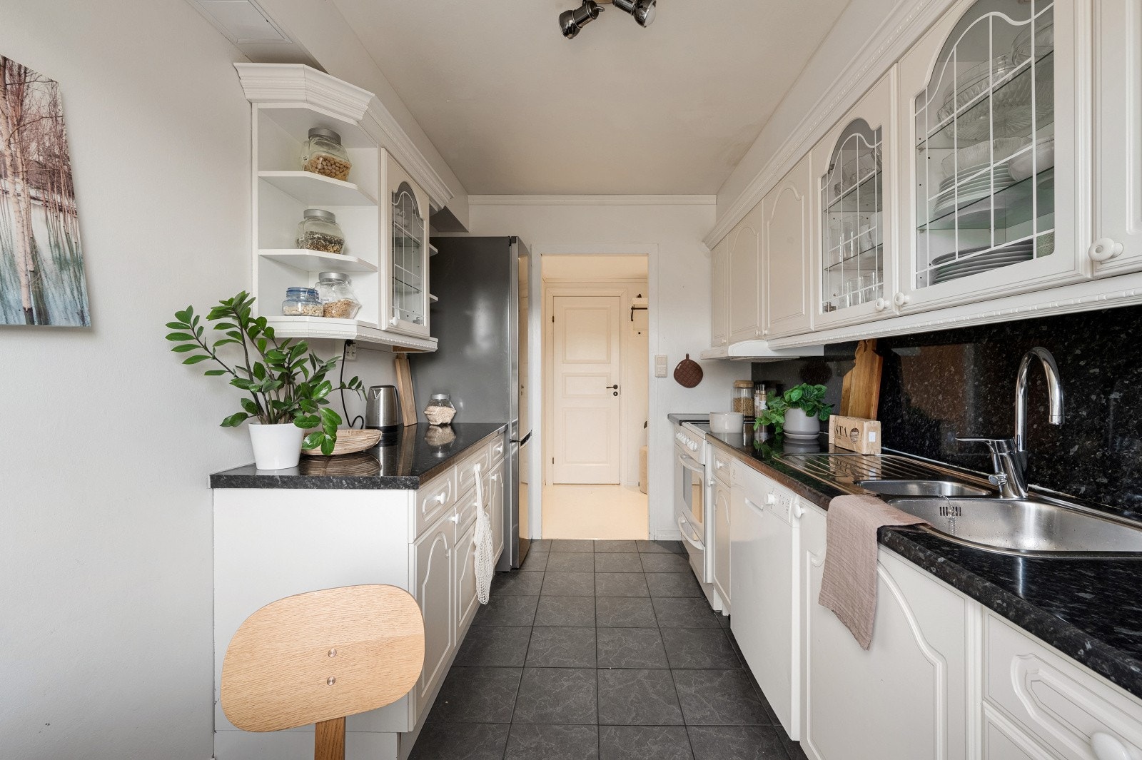 Kjøkkeninnredning med laminert benkeplate. Profilerte fronter. Opplegg for oppvaskmaskinog komfyr. Plate mellom benkeplate og overskap. Galleribilde