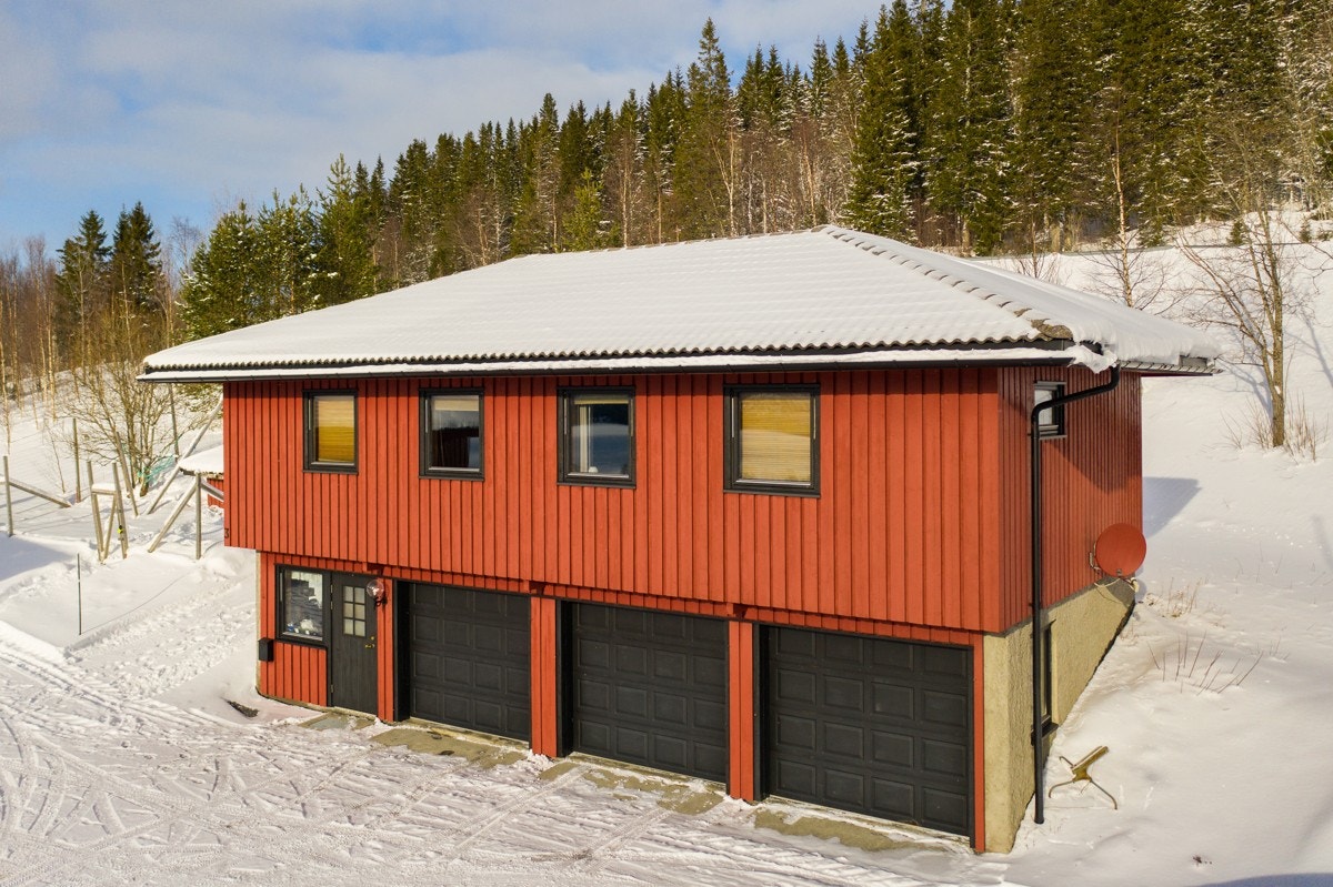 Trippelgarasje med leilighet Galleribilde