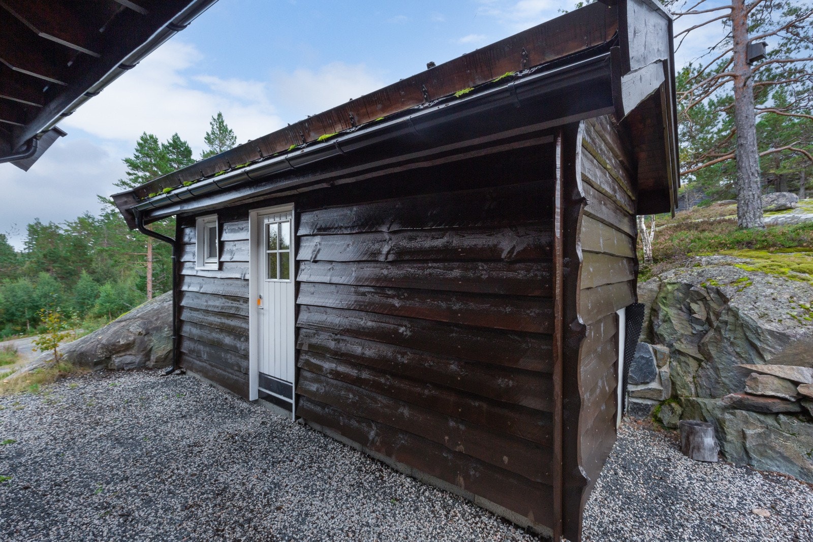 Annekset er bygd i 2016 og inneholder en praktisk bod i den ene enden og badstue i den andre enden. Galleribilde