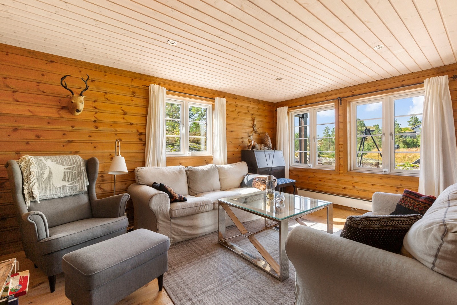 Hytta har sengeplass til 10 stk og har totalt fire soverom - to i hver etasje. Det er også en dobbel sovesofa på loftstua. Galleribilde