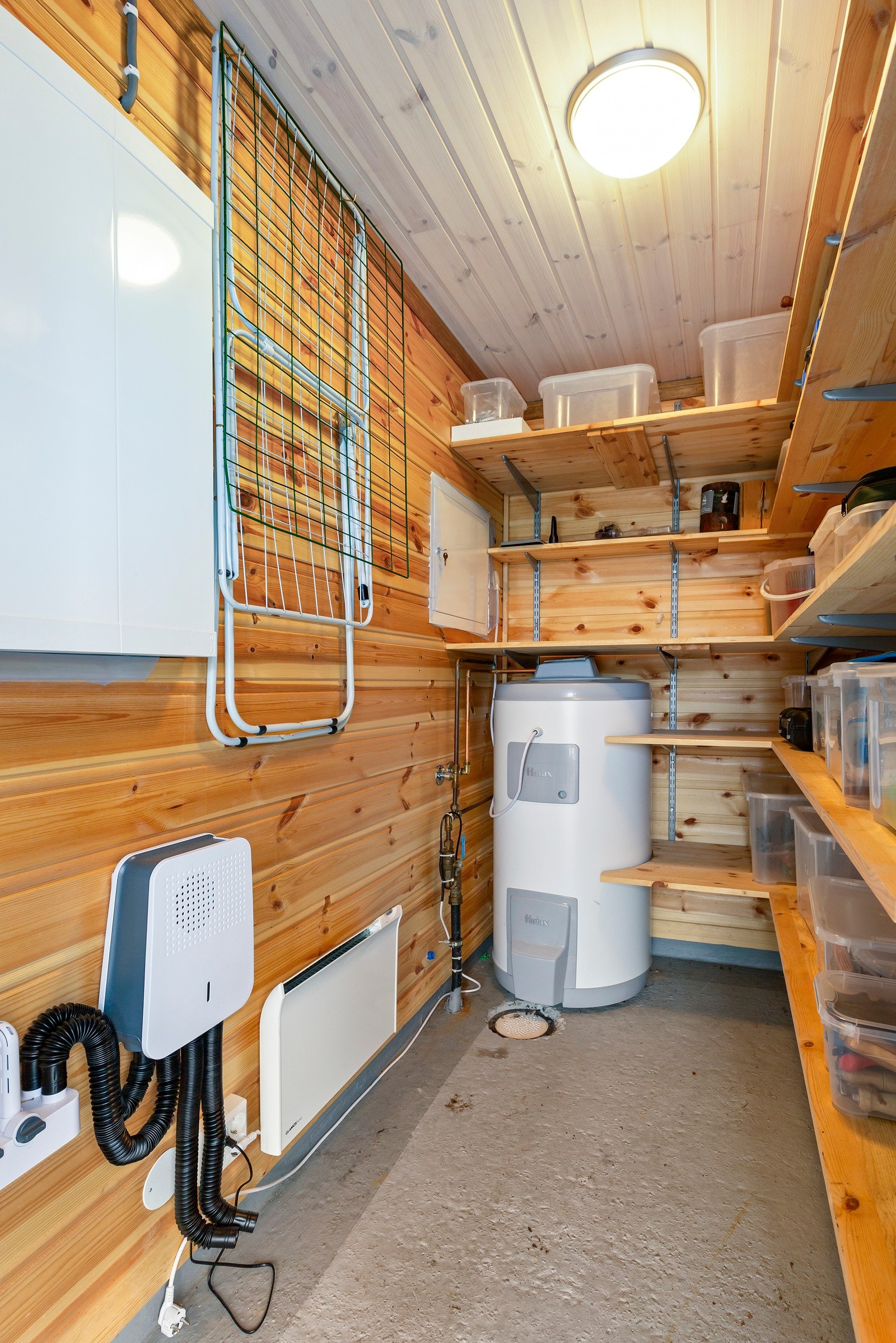 Ved inngangspartiet er det en bod til med utvendig adkomst. Her er det en 200 liters varmtvannsbereder. Galleribilde