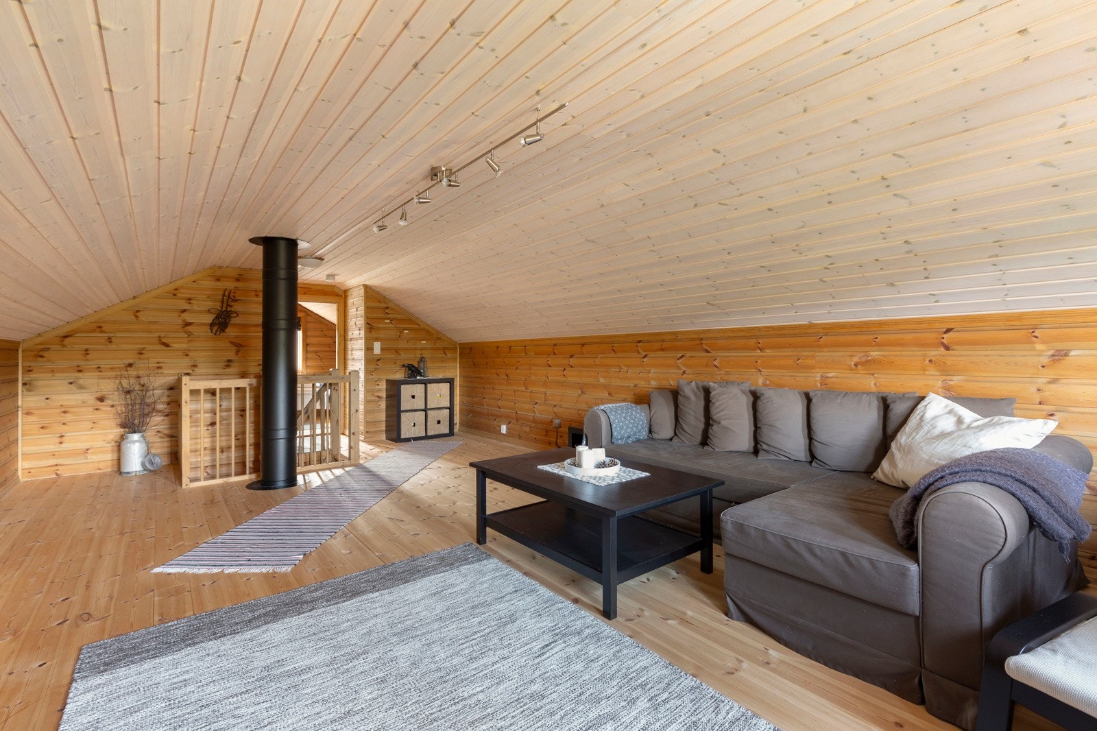 Her er det også god plass til sofagruppe og annen møblering. Sofaen er en dobbel sovesofa. Galleribilde