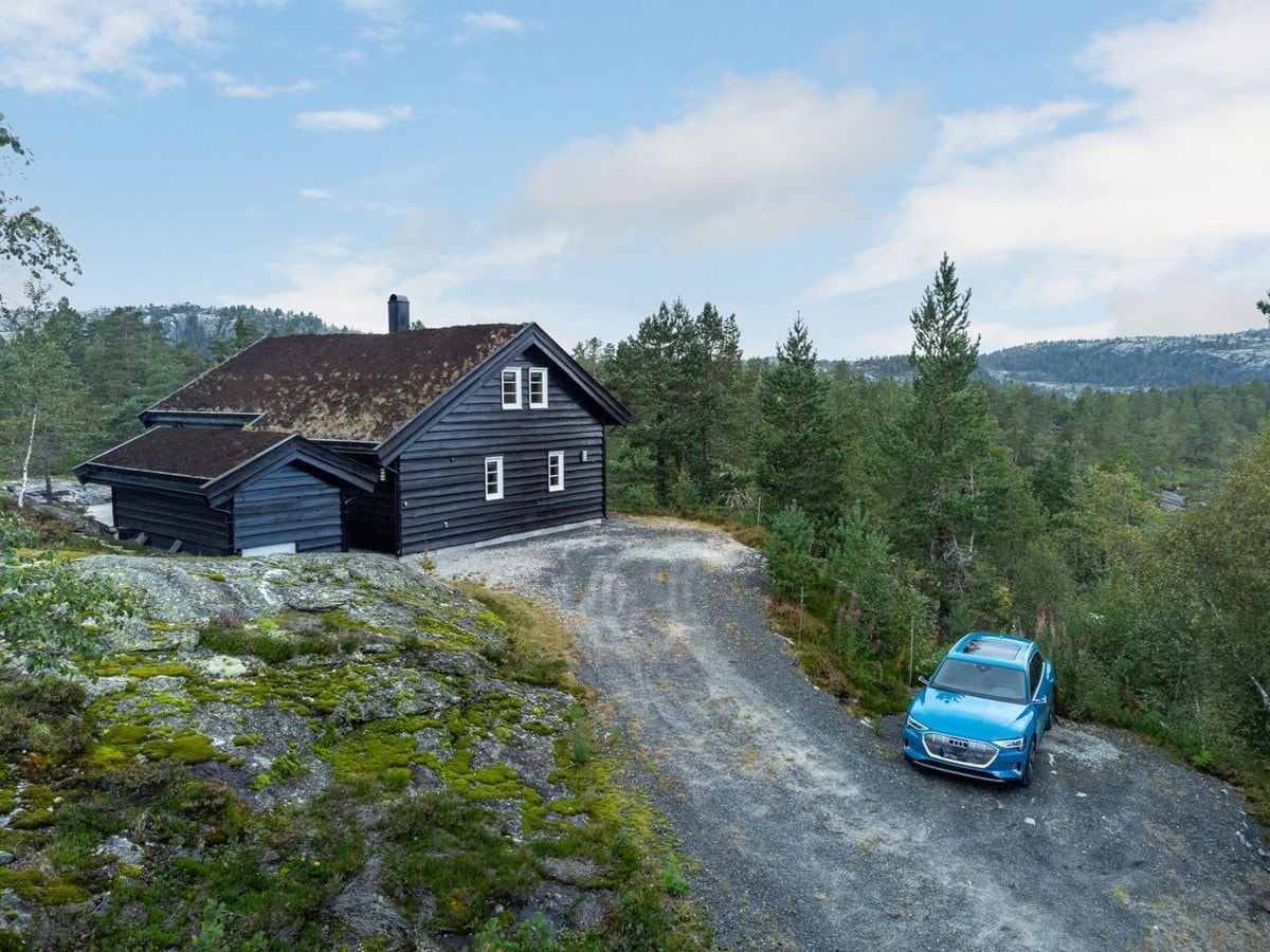 Dette er en fin familiehytte med hovedetasje og loftsetasje. I tillegg til annekset fra 2016 er det også en utvendig bod. Galleribilde