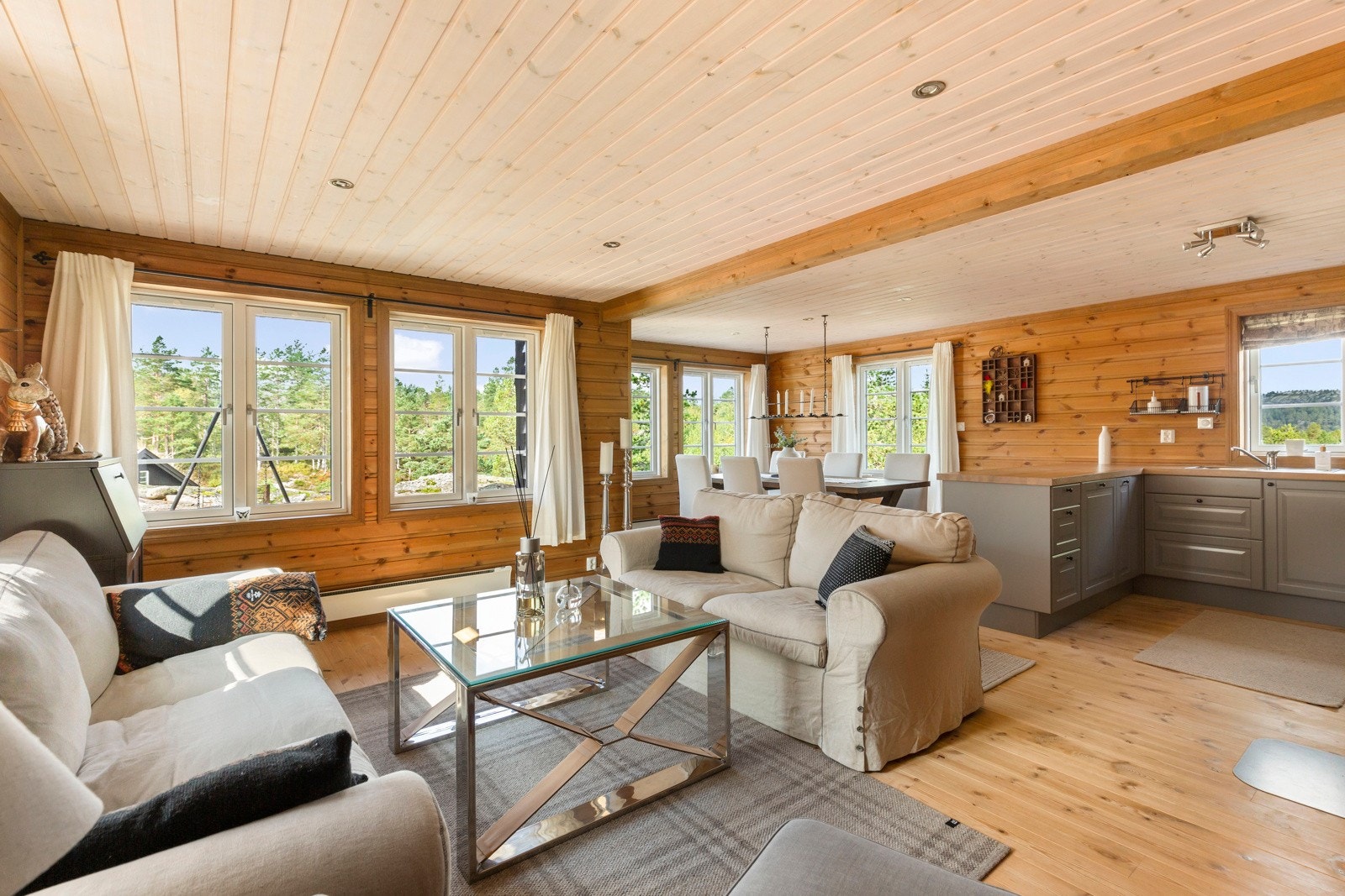 Gode møbleringsmuligheter med plass til både sofagruppe og langbord ved kjøkkenet. Galleribilde