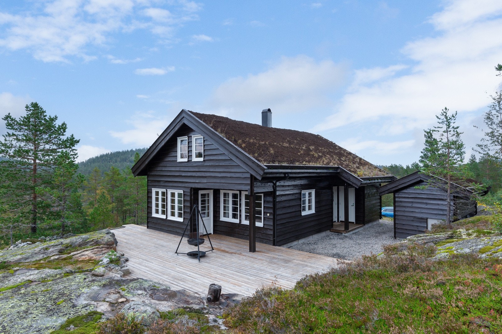 Hytta har nylig blitt beiset og taket har blitt etterfylt og sodd. Galleribilde