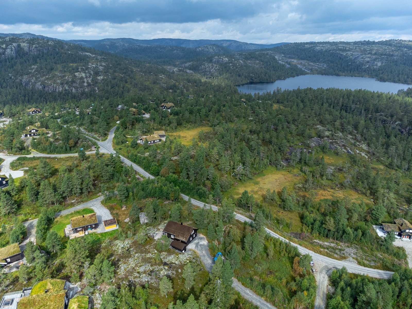 Fra hytta er det ca. 12 min til blant annet slalåmbakker og Gautefall Ski Lodge med restaurant og bar. Her er det også et helårs biathlon-anlegg for langrenn og skiskyting. Galleribilde