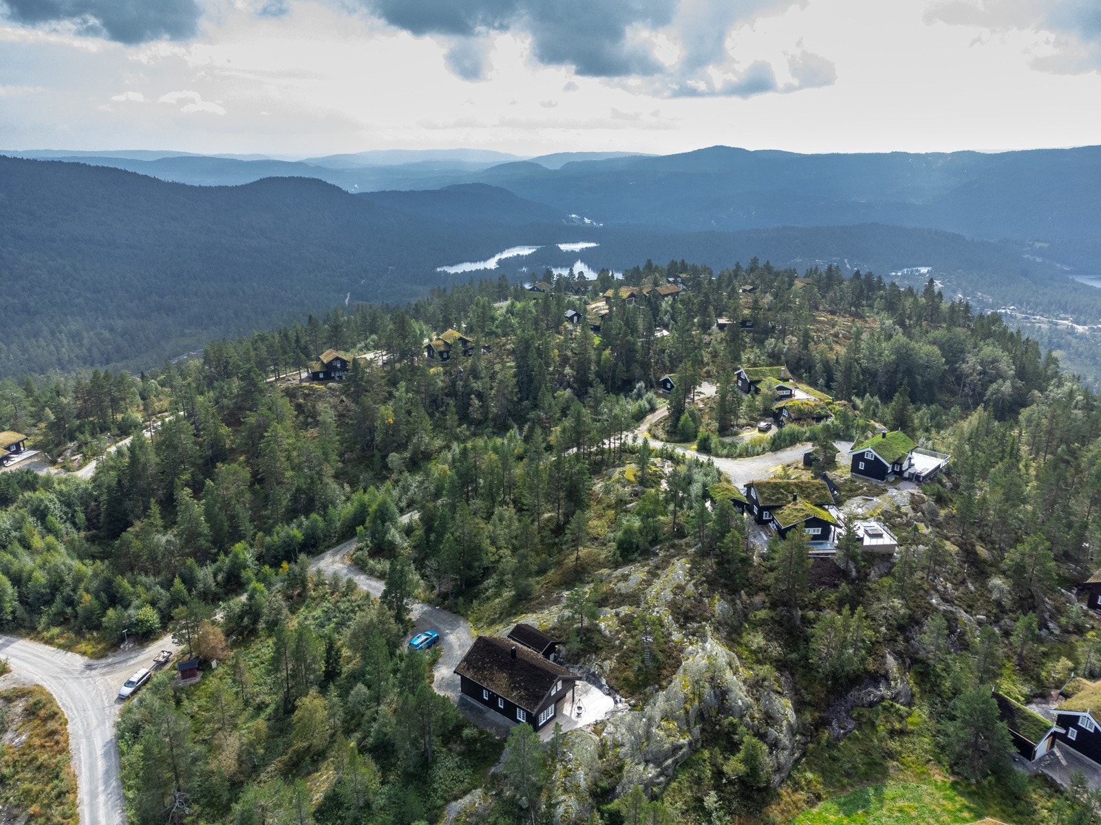 Hytta har beliggenhet 600 moh på Gautefall Panorama i et rolig og etablert hyttefelt. Gode solforhold, flott utsikt og en usjenert plassering med en behagelig avstand til nabohyttene. Galleribilde