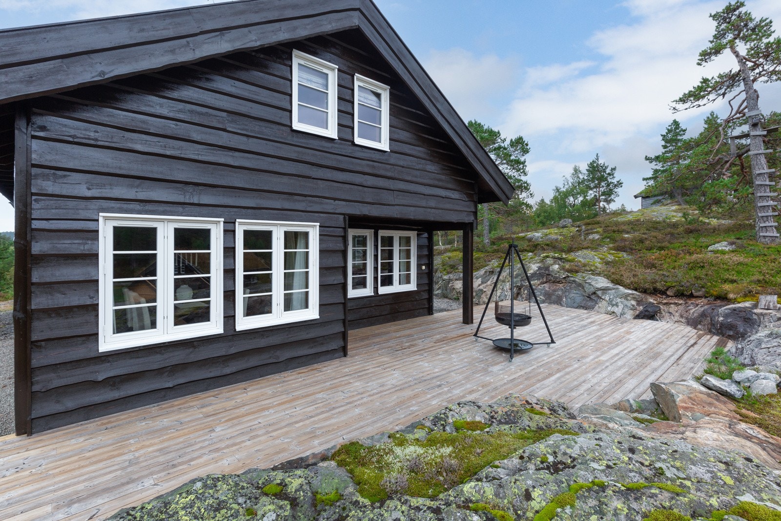 Det er bygd platting av impregnerte materialer på baksiden av hytta hvor det er gode solforhold og plass til utemøbler. Galleribilde