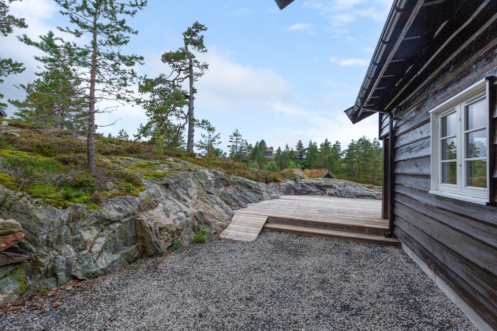 Ved Vrålsvann har velforeningen kjøpt inn båter til felles bruk og det er bygd grillhytte. Det er også blitt kjøpt benker, bord og griller til felles bruk samt en badeplattform på vannet. Galleribilde