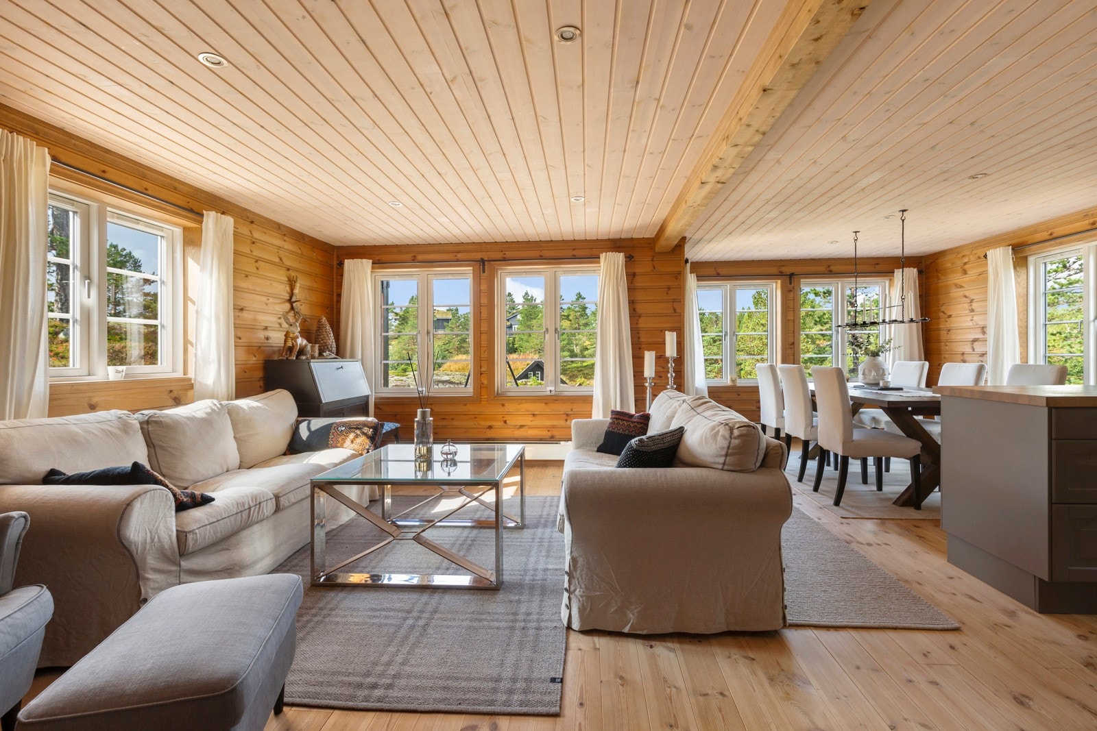 Fra stua er det flott utsikt, vindusflater som gir godt med lys i rommet, og utgang til solrik platting. Galleribilde