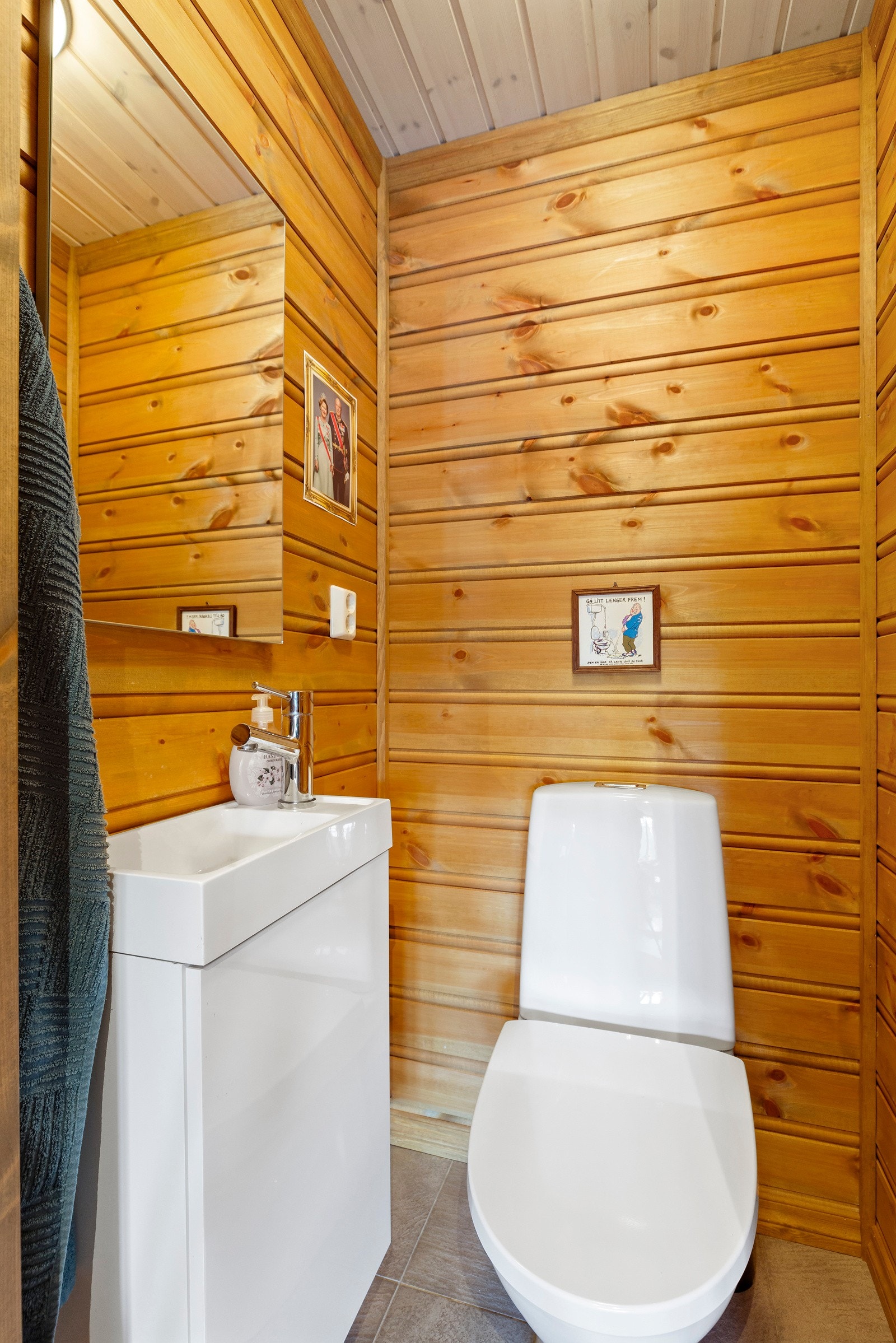 I første etasje er det også et praktisk, separat toalettrom. Badet er innredet med gulvstående toalett og benkeskap med vask. Galleribilde